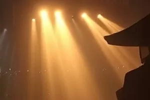 科幻电影长夜列车的车厢舷窗与夜色轨道封面