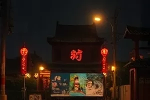 悬疑剧集雪落无声街的雪夜长巷与路灯封面